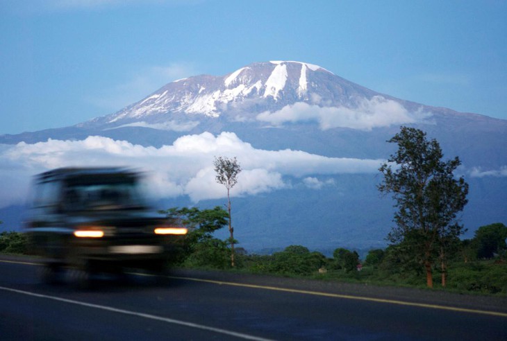 Kế hoạch làm cáp treo lên ‘nóc nhà châu Phi’ của Tanzania bị phản đối kịch liệt - Ảnh 1.