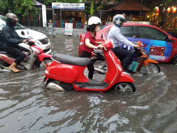 TP.HCM mưa diện rộng, nhiều tuyến đường ngập nước - Ảnh 7.