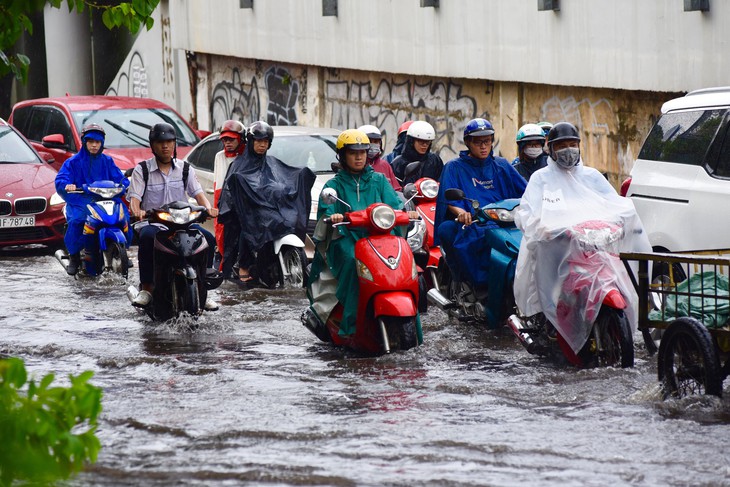 TP.HCM mưa diện rộng, nhiều tuyến đường ngập nước - Ảnh 12.