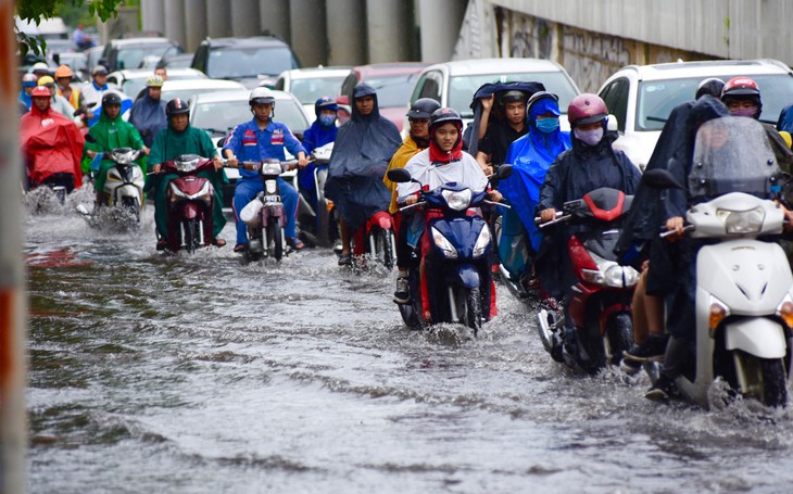 TP.HCM mưa diện rộng, nhiều tuyến đường ngập nước - Ảnh 13.