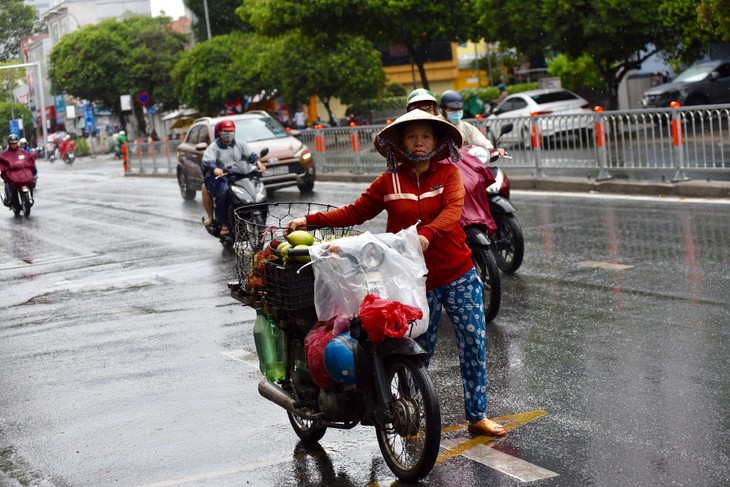 TP.HCM mưa diện rộng, nhiều tuyến đường ngập nước - Ảnh 5.