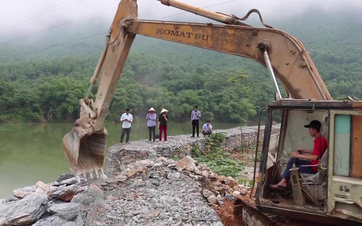 Tháo dỡ bờ kè đá dài 70m lấn chiếm sông Mã