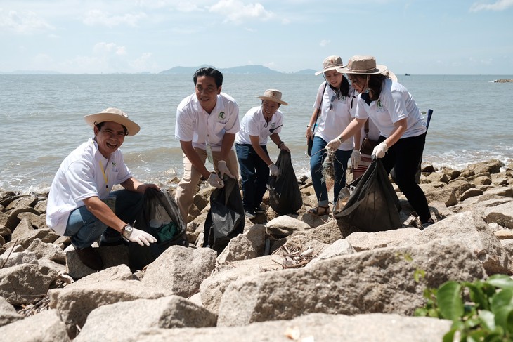 Trồng cây xanh, làm sạch bãi biển Cần Giờ - Ảnh 2.