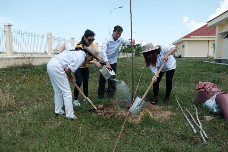 Trồng cây xanh, làm sạch bãi biển Cần Giờ - Ảnh 1.