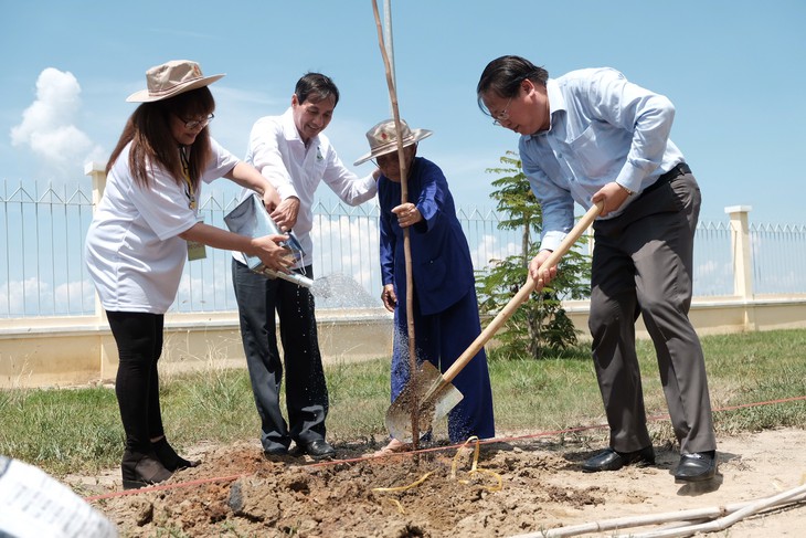 Trồng cây xanh, làm sạch bãi biển Cần Giờ - Ảnh 5.