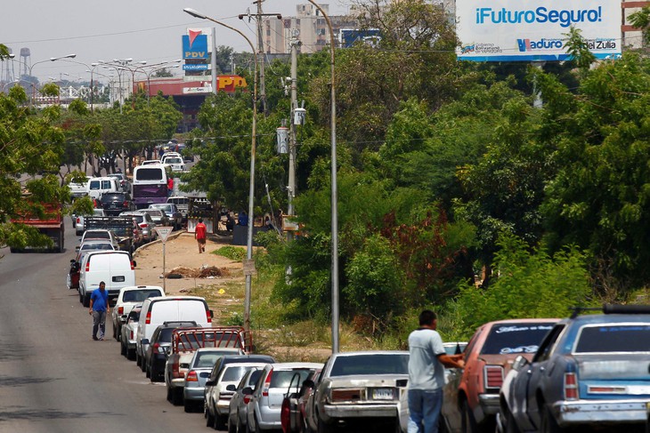 Chết vì nổ súng giành nhau mua xăng dầu ở Venezuela - Ảnh 1.