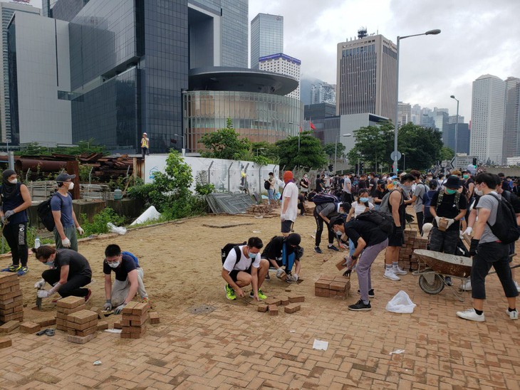 Biển người biểu tình gây sức ép, Hong Kong hủy thảo luận dự luật dẫn độ - Ảnh 1.