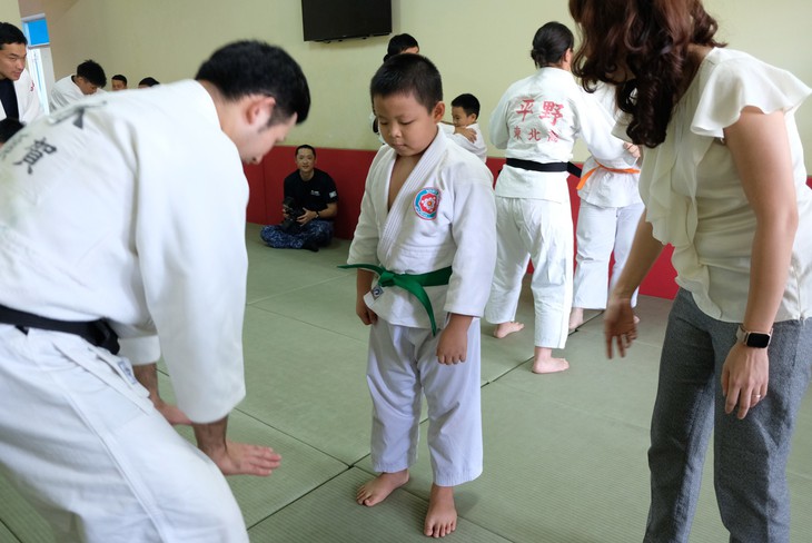 Lính thủy Nhật vật Judo với vận động viên Việt - Ảnh 2.