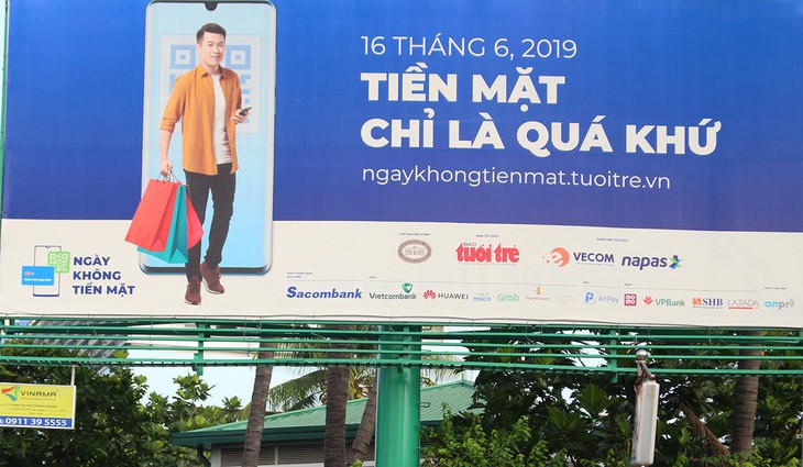 Những chuyện thú vị về cà thẻ, xài ví điện tử - Ảnh 1.