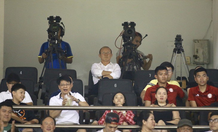 Sân Thống Nhất dậy sóng vì trọng tài trong ngày kết thúc lượt đi V-League 2019 - Ảnh 5. Sân Thống Nhất dậy sóng vì trọng tài trong ngày kết thúc lượt đi V-League 2019 - Ảnh 5.