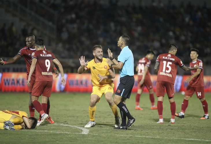 Sân Thống Nhất dậy sóng vì trọng tài trong ngày kết thúc lượt đi V-League 2019 - Ảnh 2. Sân Thống Nhất dậy sóng vì trọng tài trong ngày kết thúc lượt đi V-League 2019 - Ảnh 2.