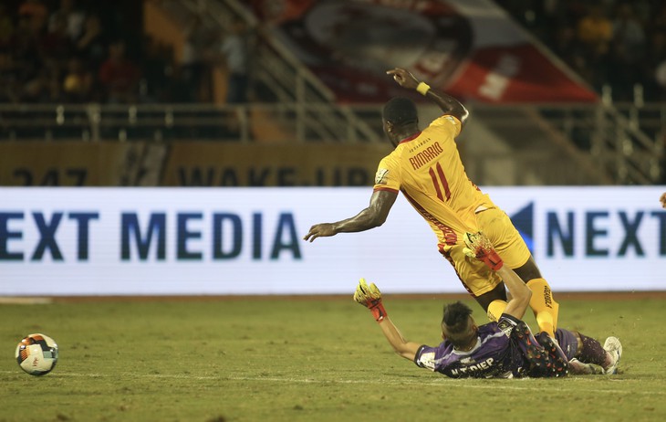 Sân Thống Nhất dậy sóng vì trọng tài trong ngày kết thúc lượt đi V-League 2019 - Ảnh 3. Sân Thống Nhất dậy sóng vì trọng tài trong ngày kết thúc lượt đi V-League 2019 - Ảnh 3.