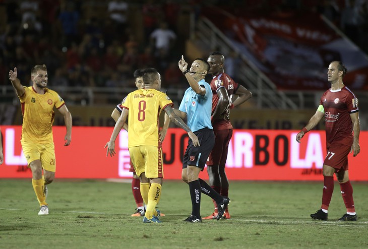 Sân Thống Nhất dậy sóng vì trọng tài trong ngày kết thúc lượt đi V-League 2019 - Ảnh 1. Sân Thống Nhất dậy sóng vì trọng tài trong ngày kết thúc lượt đi V-League 2019 - Ảnh 1.