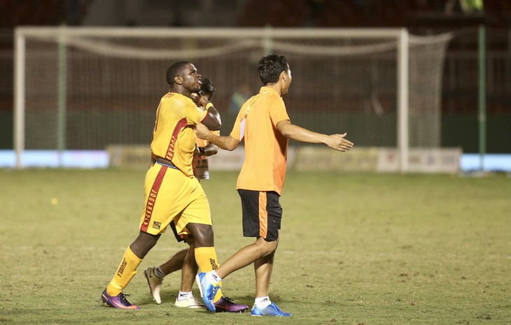 Sân Thống Nhất dậy sóng vì trọng tài trong ngày kết thúc lượt đi V-League 2019 - Ảnh 4. Sân Thống Nhất dậy sóng vì trọng tài trong ngày kết thúc lượt đi V-League 2019 - Ảnh 4.