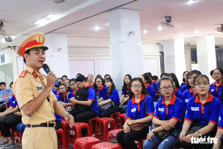 20.000 lượt sinh viên tình nguyện tại bến xe, trường học tiếp sức mùa thi - Ảnh 3.