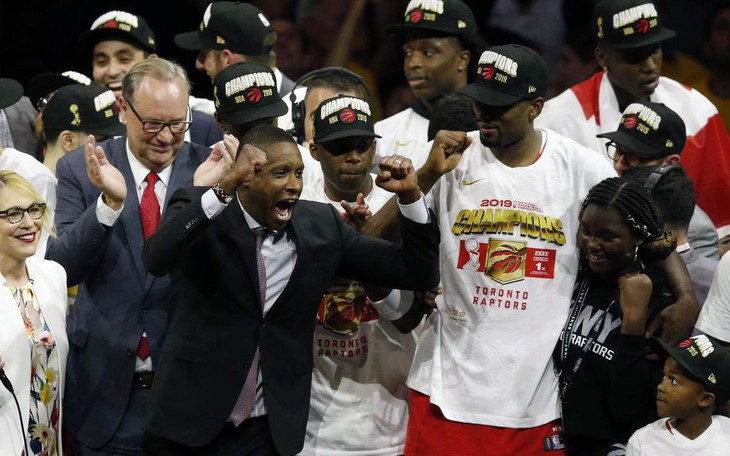 Raptors Toronto làm bóng rổ Mỹ... 