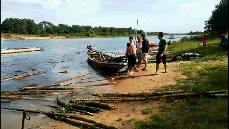 Người dân tháo dỡ hàng rào cọc tre ngăn cát tặc trên sông Bồ - Ảnh 2.