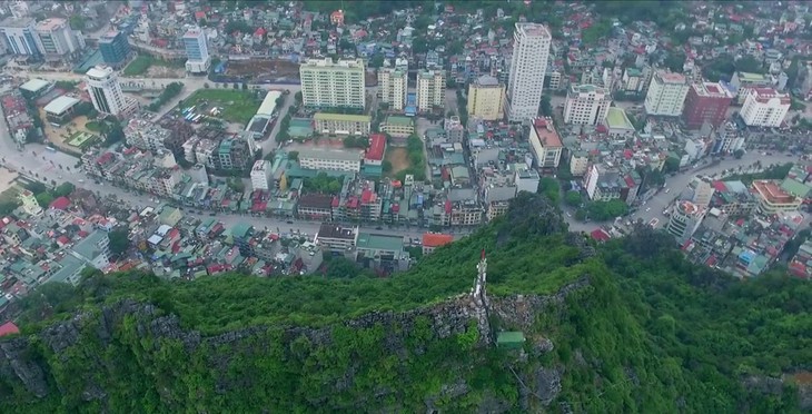 Hạ Long trình ý tưởng dựng cờ Tổ quốc, làm thang máy lên đỉnh núi Bài Thơ - Ảnh 2.