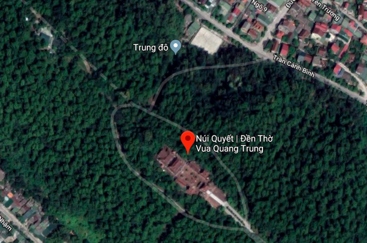 Ngăn đám cháy lan ra đền thờ Hoàng đế Quang Trung - Ảnh 2.