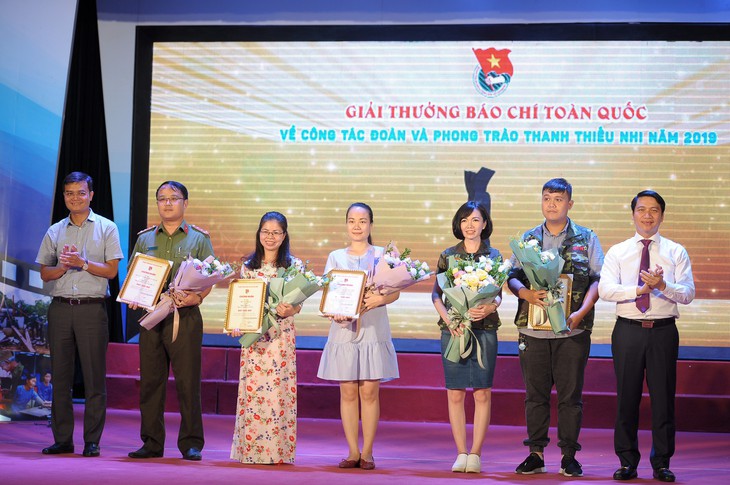 Trao giải báo chí viết về công tác Đoàn năm 2019 - Ảnh 2.