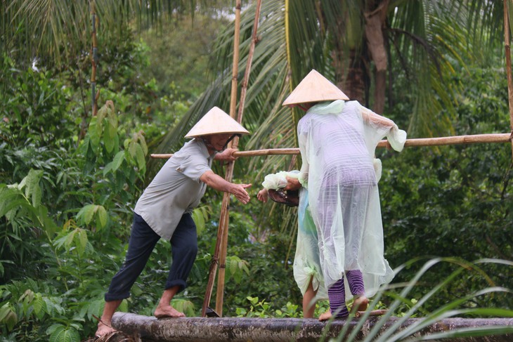 ‘Xây cầu đến lớp‘ từ những tấm lòng hảo tâm - Ảnh 1.