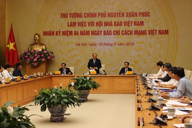 Phản ánh lên Thủ tướng mức thuế báo điện tử 20% là khá cao - Ảnh 1. Phản ánh lên Thủ tướng mức thuế báo điện tử 20% là khá cao - Ảnh 1.