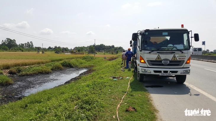 Truy tìm 2 người đổ chất thải độc ra mương khiến người dân bỏng nặng - Ảnh 1. Truy tìm 2 người đổ chất thải độc ra mương khiến người dân bỏng nặng - Ảnh 1.