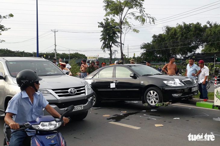 Tạm đình chỉ 2 sĩ quan công an liên quan vụ giang hồ vây xe công an - Ảnh 1.