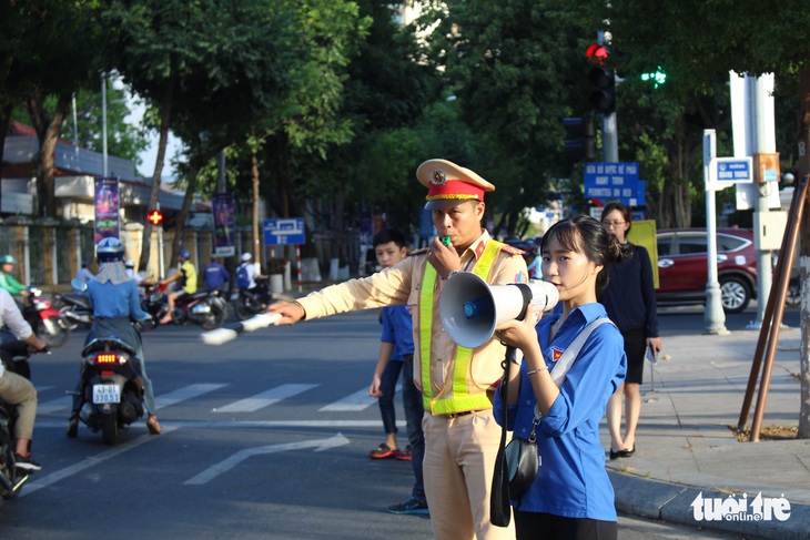 Bạn trẻ cầm loa ra đường tuyên truyền giao thông - Ảnh 3.