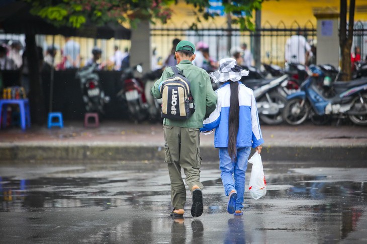 Ba sẽ không hỏi con thi làm bài được không - Ảnh 1. Ba sẽ không hỏi con thi làm bài được không - Ảnh 1.