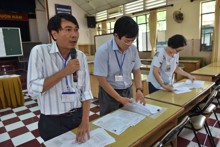 Giám thị thả tim, đeo quạt chống nóng, cười tươi như hoa cho thí sinh... bớt sợ - Ảnh 9.