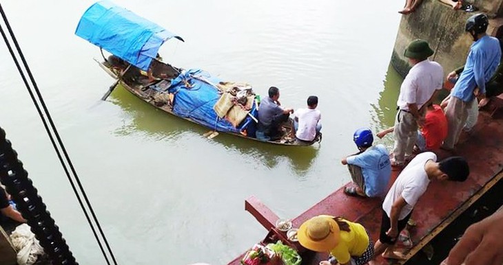 Lật thuyền đánh cá, hai bà cháu mất tích trên sông - Ảnh 1.