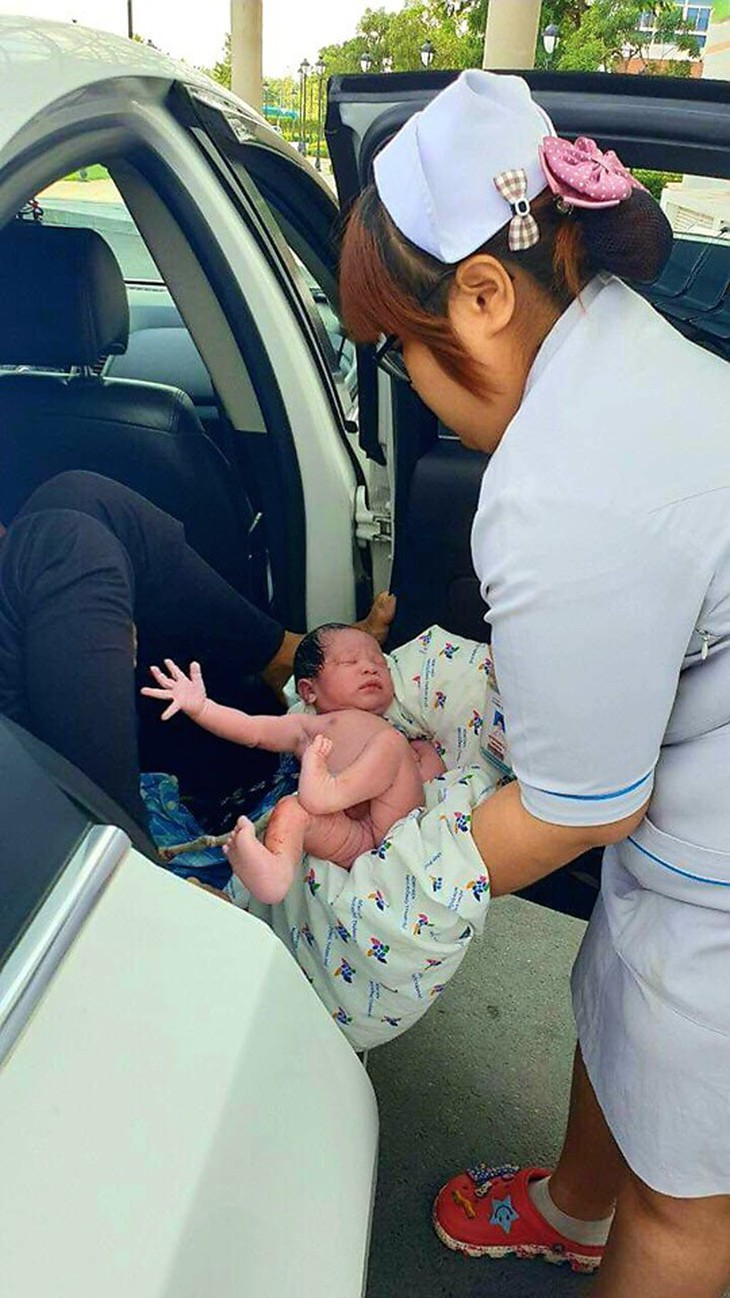 Cửa taxi vừa mở, cậu bé đẻ rớt cất tiếng khóc chào đời - Ảnh 1. Cửa taxi vừa mở, cậu bé đẻ rớt cất tiếng khóc chào đời - Ảnh 1.