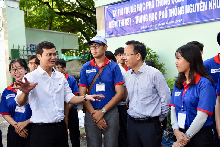 Bí thư Trung ương Đoàn đến điểm thi, cổ vũ tinh thần tình nguyện viên - Ảnh 1.