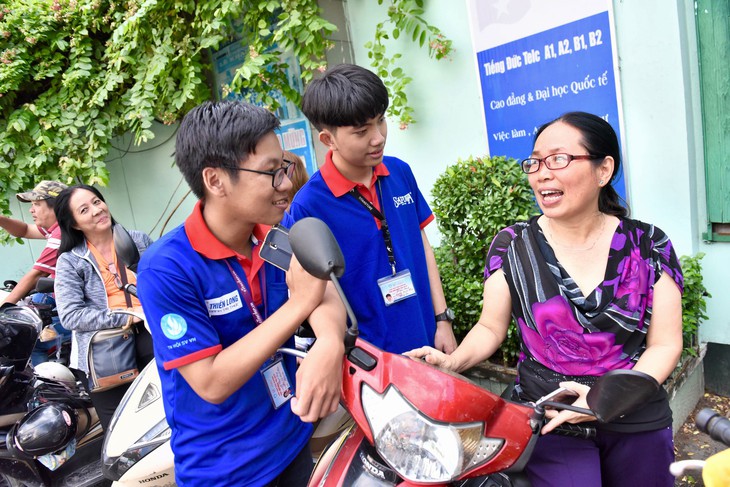 Bí thư Trung ương Đoàn đến điểm thi, cổ vũ tinh thần tình nguyện viên - Ảnh 3.