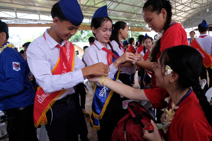 Chiến sĩ tình nguyện trao học bổng cho học sinh Lào - Ảnh 9.