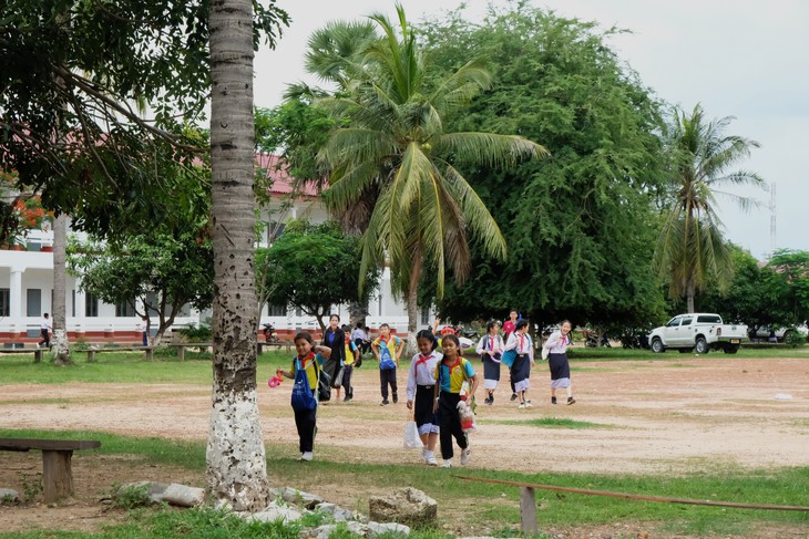 Chiến sĩ tình nguyện trao học bổng cho học sinh Lào - Ảnh 14.