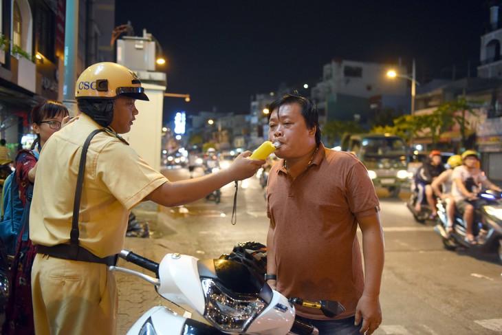 Theo chân CSGT xử phạt ma men vi phạm giao thông - Ảnh 1.