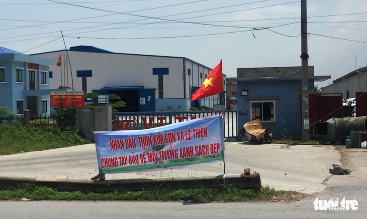 Dân quyết dựng chốt phong tỏa 24/24 nhà máy gây ô nhiễm - Ảnh 1. Dân quyết dựng chốt phong tỏa 24/24 nhà máy gây ô nhiễm - Ảnh 1.