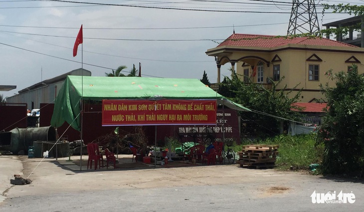 Dân quyết dựng chốt phong tỏa 24/24 nhà máy gây ô nhiễm - Ảnh 2. Dân quyết dựng chốt phong tỏa 24/24 nhà máy gây ô nhiễm - Ảnh 2.