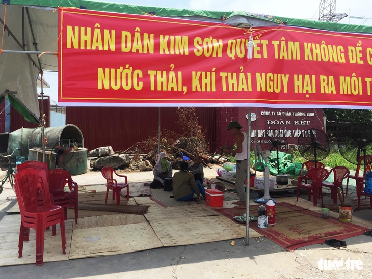 Dân quyết dựng chốt phong tỏa 24/24 nhà máy gây ô nhiễm - Ảnh 3. Dân quyết dựng chốt phong tỏa 24/24 nhà máy gây ô nhiễm - Ảnh 3.