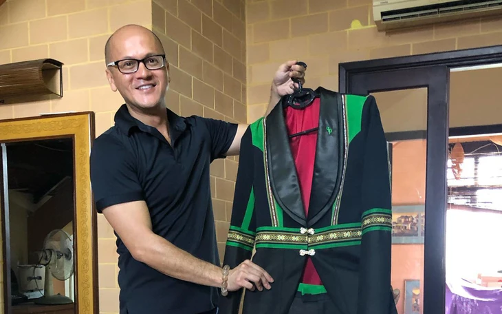 Từ phục trang ‘Gái già lắm chiêu’ đến giấc mơ Paris của Nguyễn Phúc Tuấn - Ảnh 3.