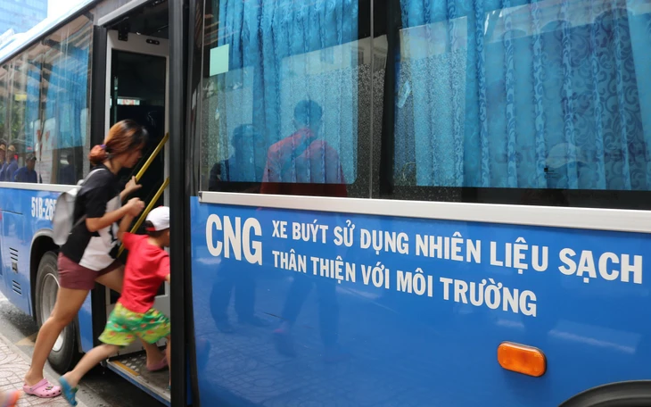 Trung tâm Giao thông công cộng TP.HCM: Các hãng xe buýt đang hoàn tất thủ tục với bên cung cấp CNG - Ảnh 2.