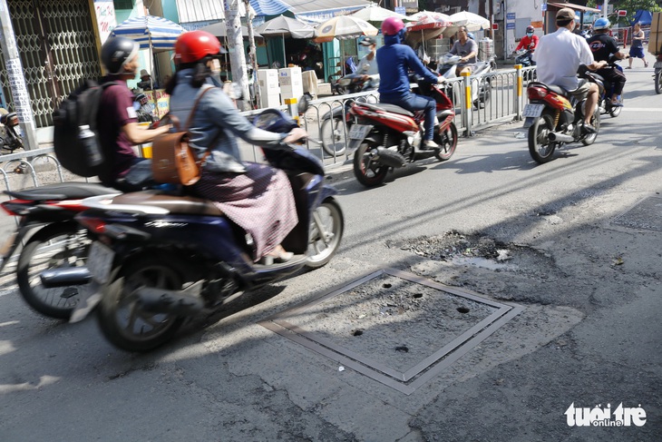 Phập phồng đi ngang những nắp cống ỡm ờ trên mặt đường Sài Gòn - Ảnh 3. Phập phồng đi ngang những nắp cống ỡm ờ trên mặt đường Sài Gòn - Ảnh 3.
