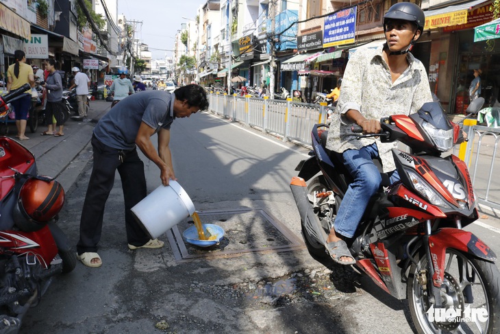 Phập phồng đi ngang những nắp cống ỡm ờ trên mặt đường Sài Gòn - Ảnh 4. Phập phồng đi ngang những nắp cống ỡm ờ trên mặt đường Sài Gòn - Ảnh 4.