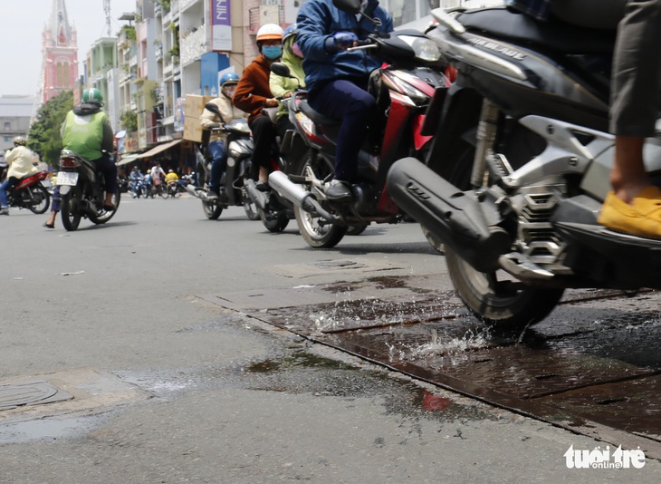 Phập phồng đi ngang những nắp cống ỡm ờ trên mặt đường Sài Gòn - Ảnh 7. Phập phồng đi ngang những nắp cống ỡm ờ trên mặt đường Sài Gòn - Ảnh 7.