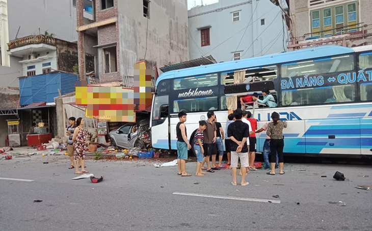 Xe tông liên hoàn gây chết người, một ôtô lao luôn vào nhà dân - Ảnh 1.