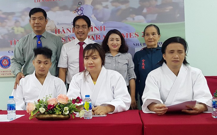 Võ sĩ khiếm thị thọ giáo cao thủ làng judo Việt Nam