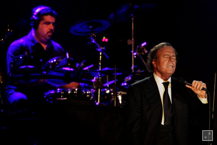 Julio Iglesias: 50 năm ca hát là một phép mầu - Ảnh 1. Julio Iglesias: 50 năm ca hát là một phép mầu - Ảnh 1.