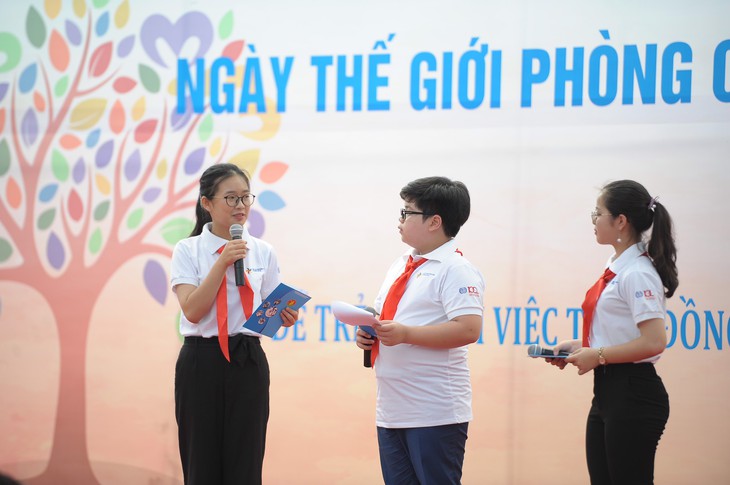 Em nhỏ ước bố sống lại để mẹ đỡ khổ, ước gia đình hạnh phúc - Ảnh 1. Em nhỏ ước bố sống lại để mẹ đỡ khổ, ước gia đình hạnh phúc - Ảnh 1.
